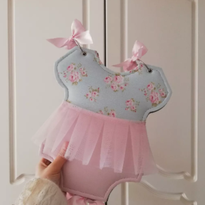 Mavi çiçekli kumaş ve pembe tül detaylı, tulum biçiminde el yapımı bebek albümü
